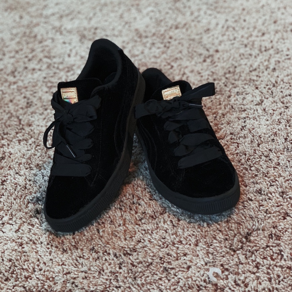 Black suede classic Pumas